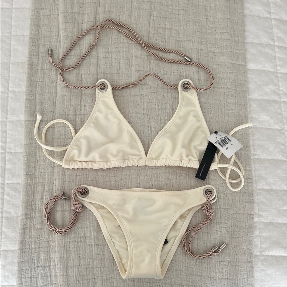 Vix Hampton Rope Bikini ivory/0ff white 
Bottom size Small
Top size Large